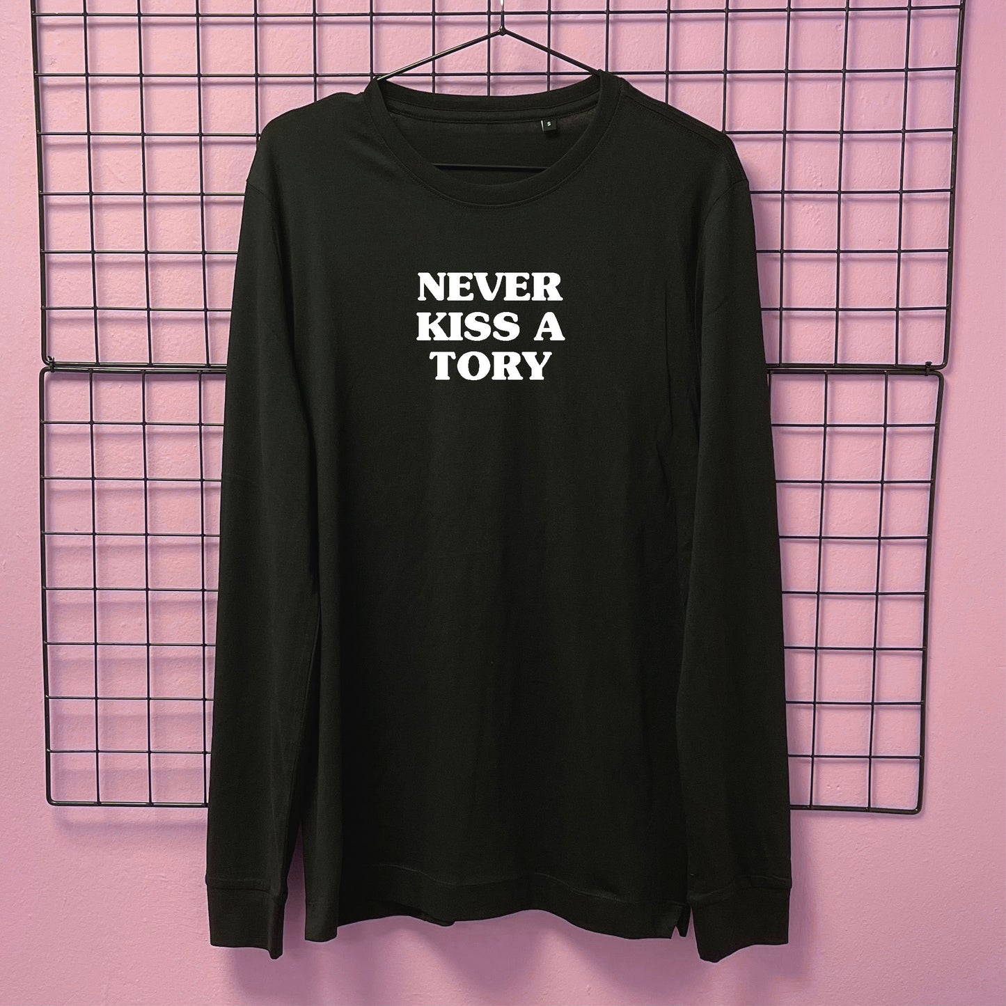 NEVER KISS A TORY LONG SLEEVED T-SHIRT